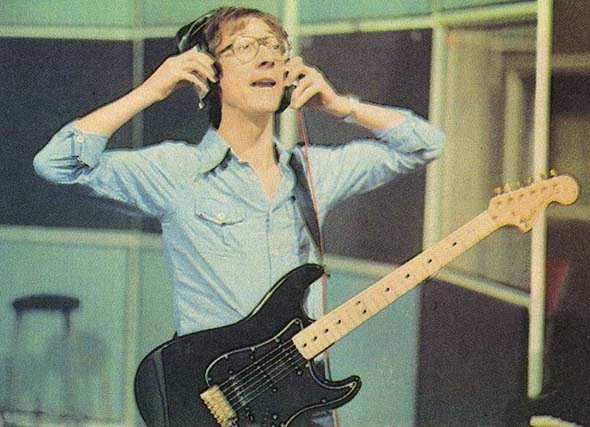 Hank_Marvin_black_Strat_in_studio_ 1978(grande)