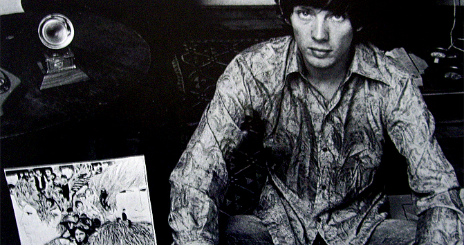 Klaus Voormann con la copertina di Revolver